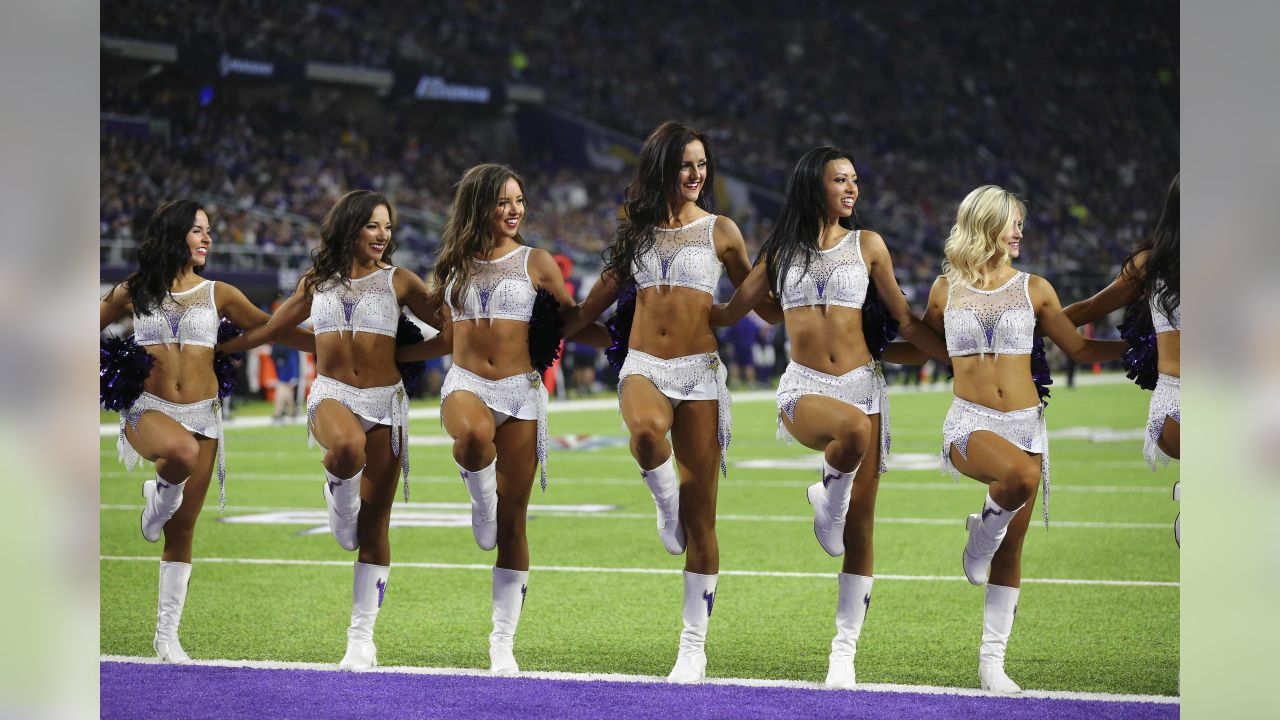 Cheerleader Photos: Vikings-Packers