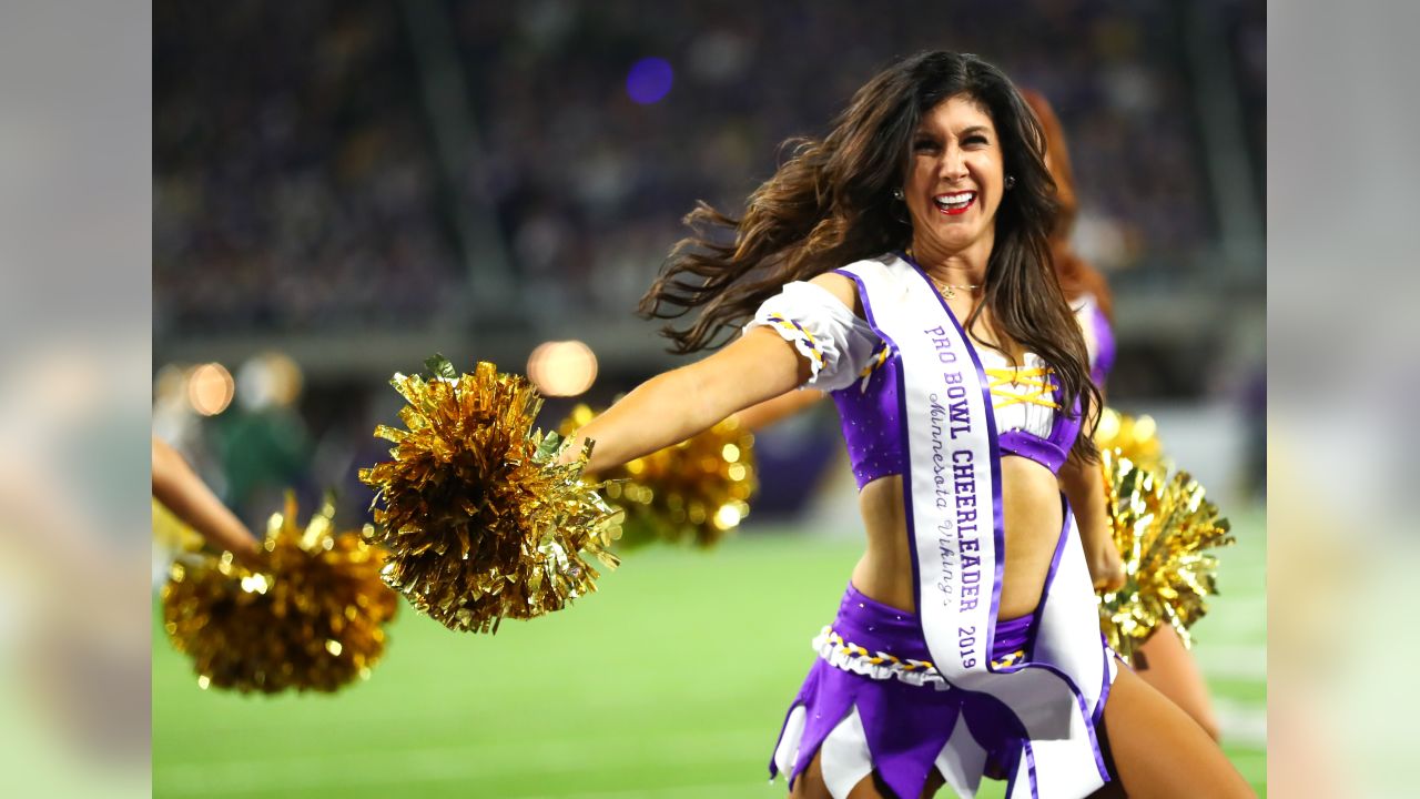 Vikings Cheerleader Making Headlines On Thursday Night - The Spun