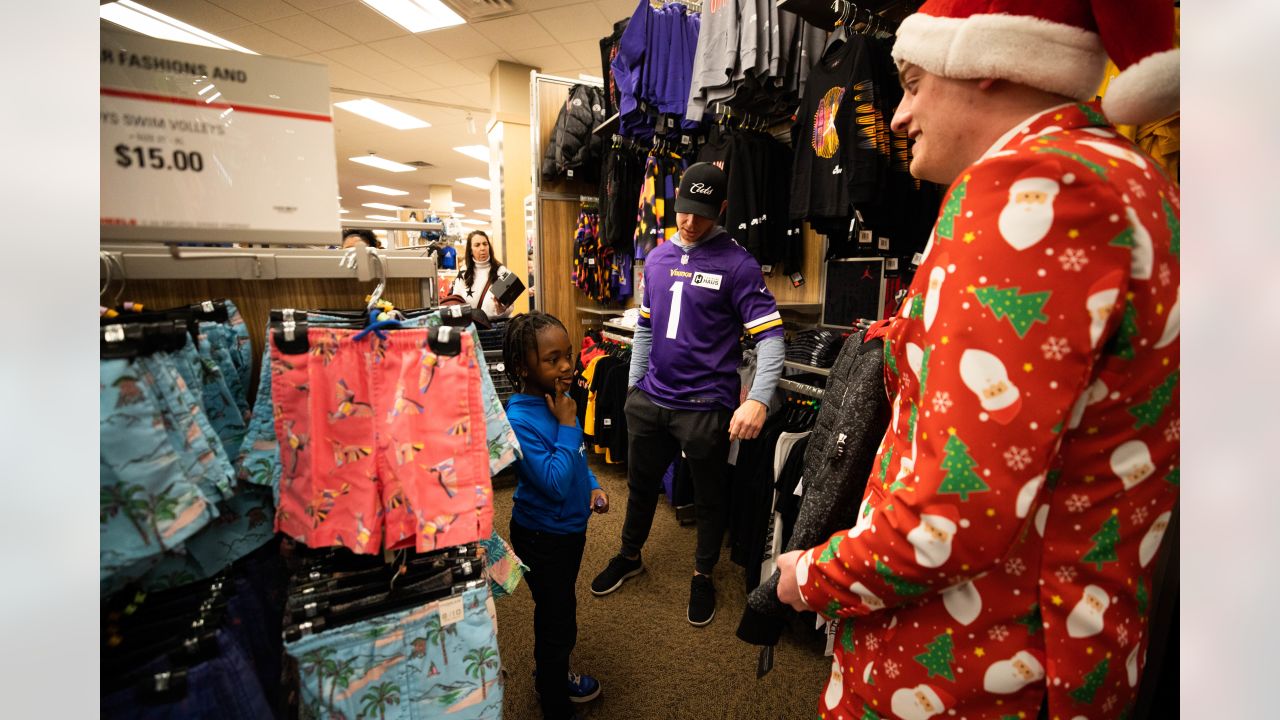 Vikings Team Up with SCHEELS to Spread Holiday Cheer