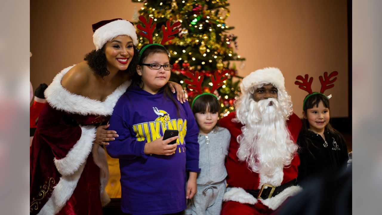 Minnesota Vikings' Adrian Peterson plays Santa Claus at housing shelter -  The Dickinson Press