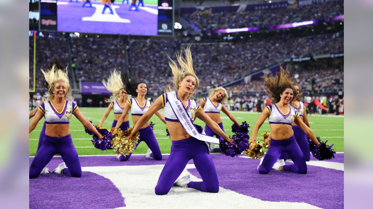 Lions vs Vikings: Cheer Photos