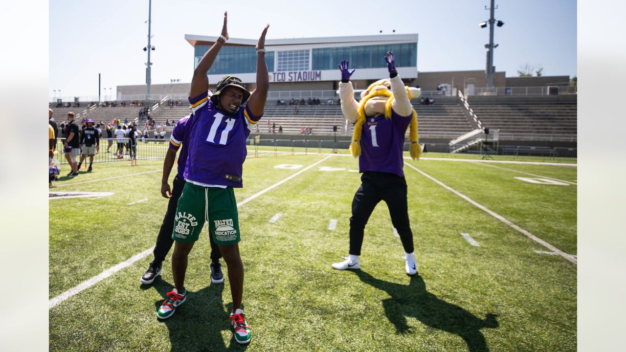 Deestroying Visits Vikings Training Camp