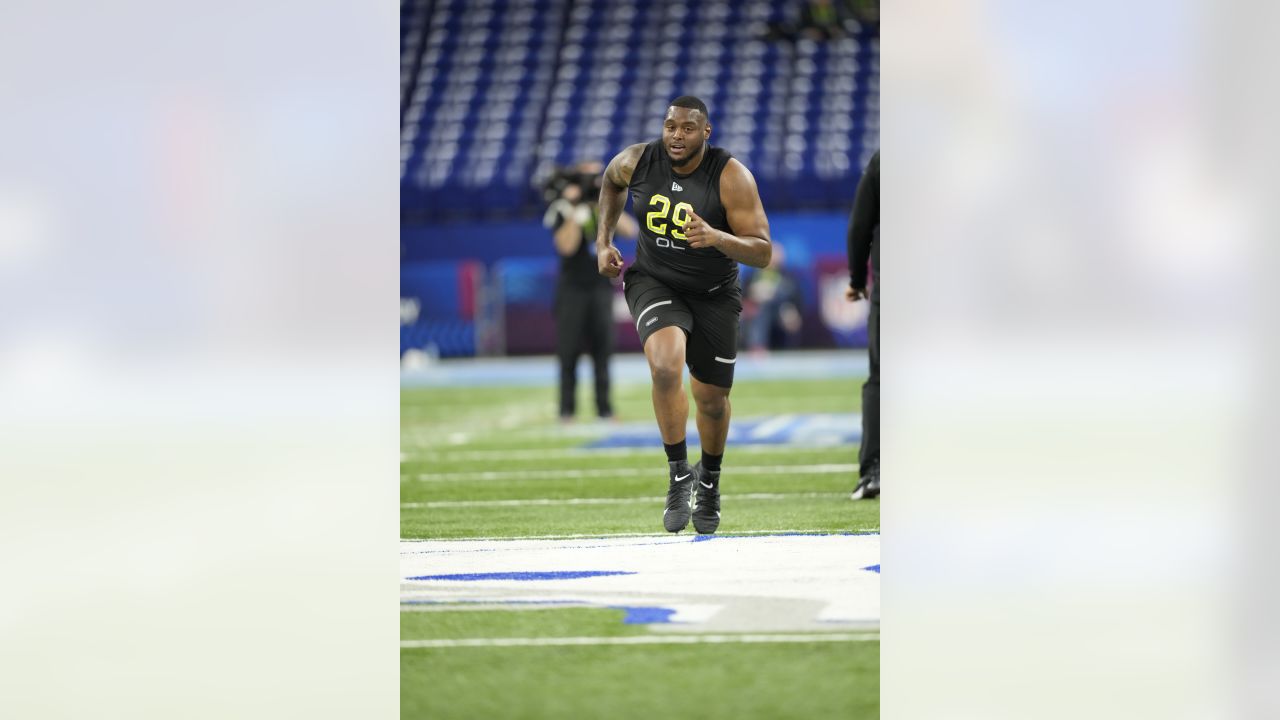 \ud83d\udea8 ALERT: New England Patriots Trade 6th Round Pick To Vikings For OL  Vederian Lowe | Patriots News - YouTube