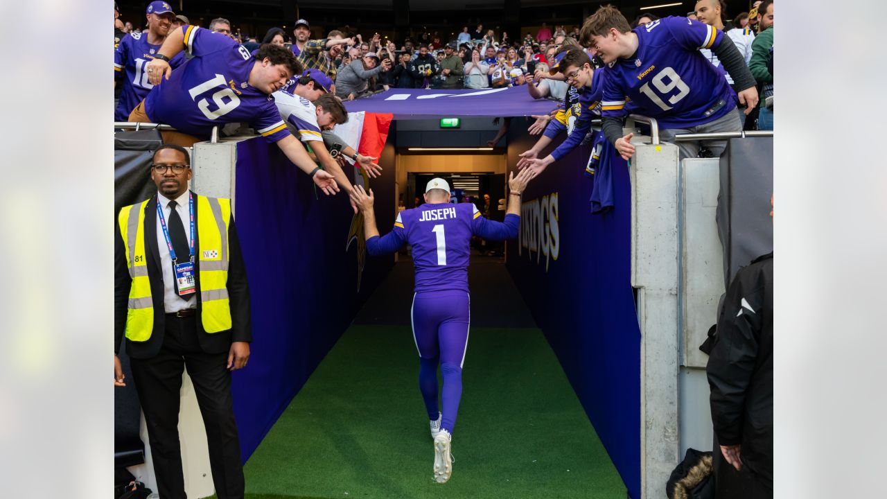 Vikings fans SKol Chant on Rocky Steps in Philadelphia 