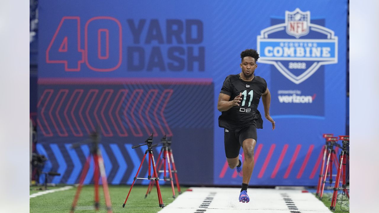 Defensive back Akayleb Evans runs official 4.46-second 40-yard dash at 2022  combine