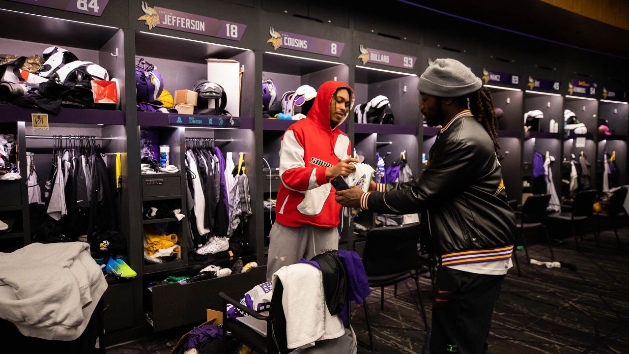 Vikings Players Close Out Season with Locker Room Clean Out