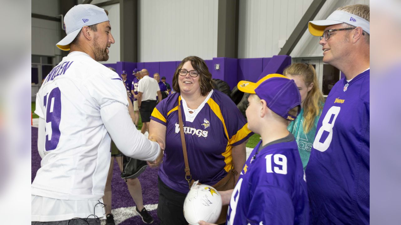 Minnesota Vikings grant wishes for kids 