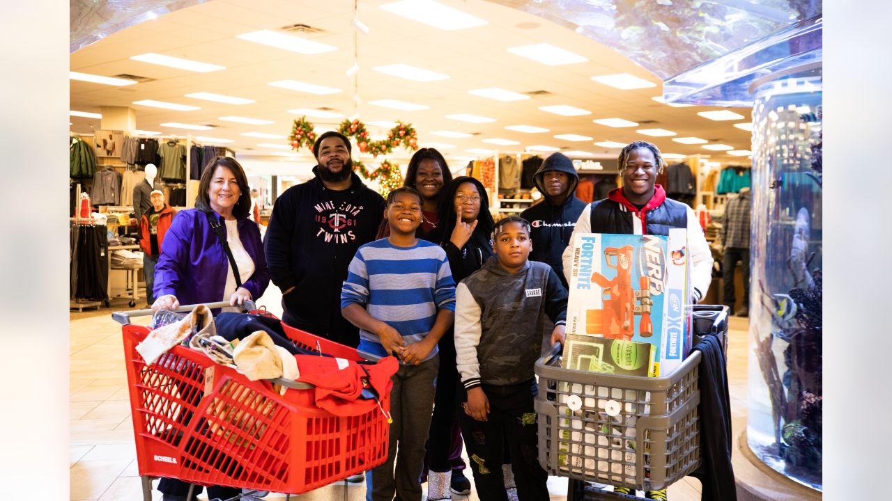 Vikings Team Up with SCHEELS to Spread Holiday Cheer