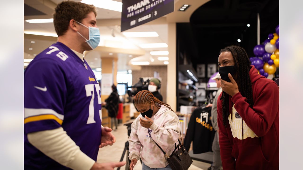 Vikings Team Up with SCHEELS to Spread Holiday Cheer