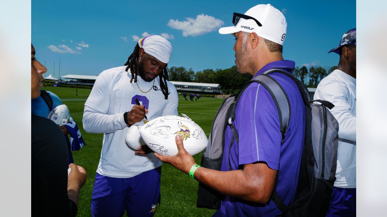 The Vikings honoured George Floyd and his family before their season opener  - Article - Bardown