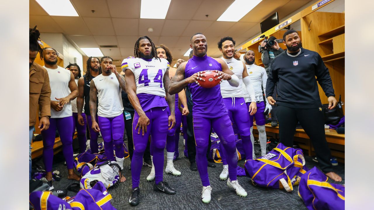 Vikings tight ends chugs beer at Minnesota Wild playoff game