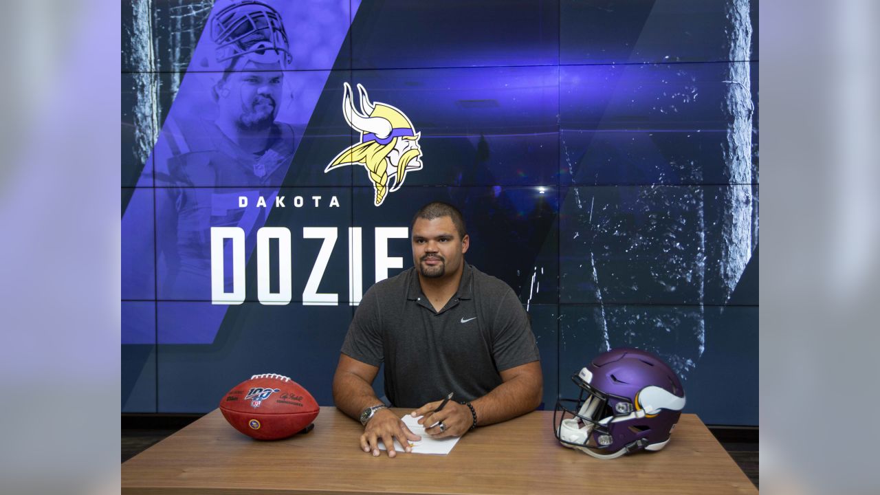 Vaccinated Vikings lineman Dakota Dozier hospitalized with COVID-19 