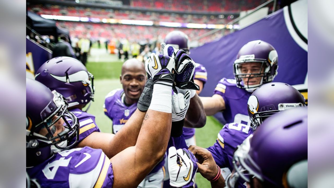 29.09.2013 London, England. Fans pose on their way to the NFL International  Series game between Pittsburgh Steelers v Minnesota Vikings at Wembley  Stadium Stock Photo - Alamy