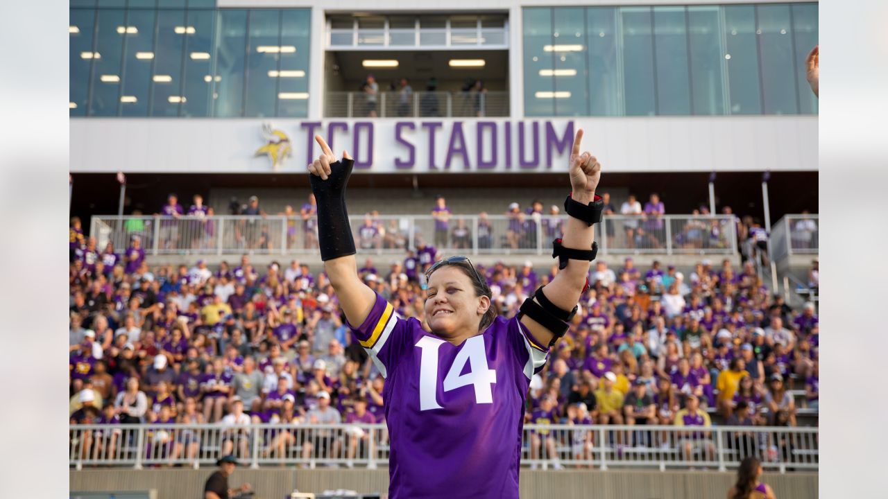 WWE Superstar Shayna Baszler Leads Skol Chant