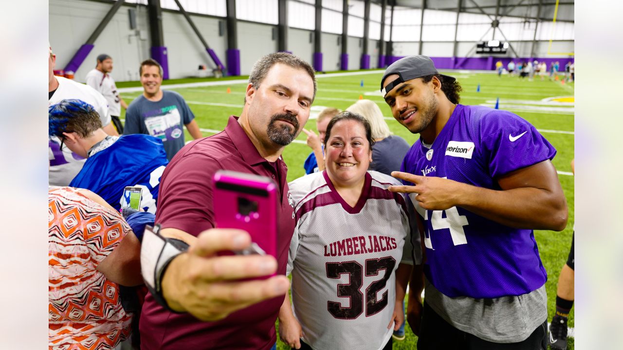 Clovis native, Minnesota Viking Eric Kendricks donating to local school -  ABC30 Fresno