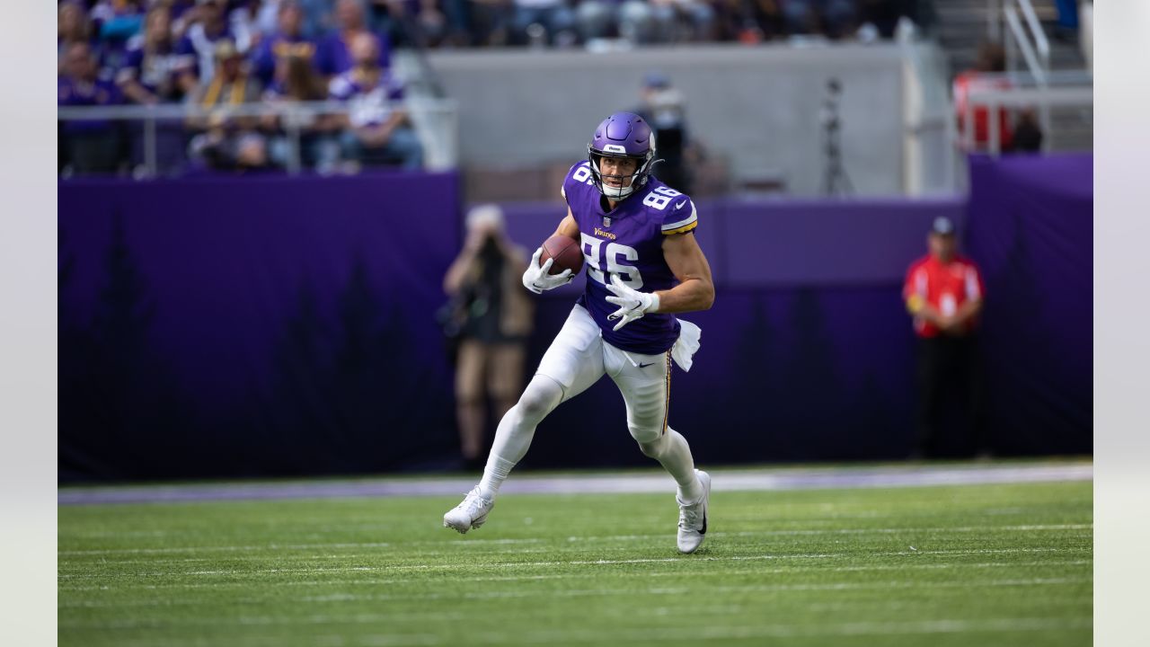 Minnesota Vikings tight end Johnny Mundt (86) on the field before an NFL  football game against the Dallas Cowboys, Sunday, Nov. 20, 2022 in  Minneapolis. (AP Photo/Stacy Bengs Stock Photo - Alamy