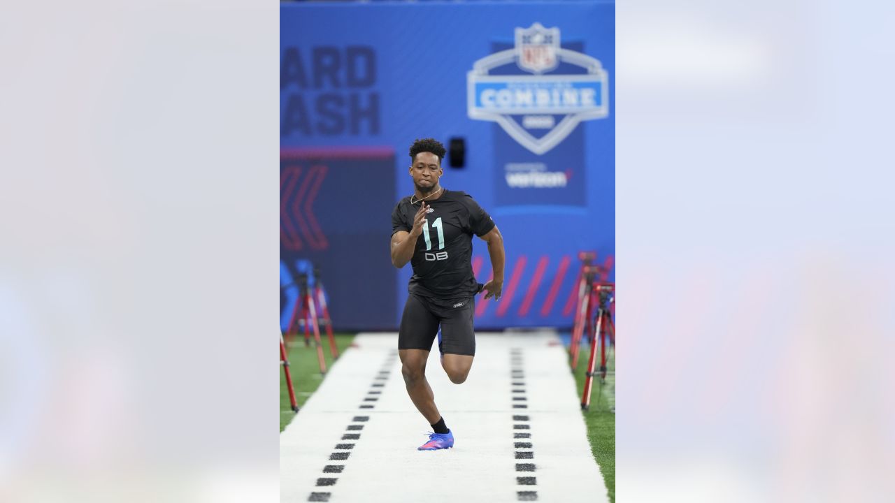 Defensive back Akayleb Evans runs official 4.46-second 40-yard dash at 2022  combine