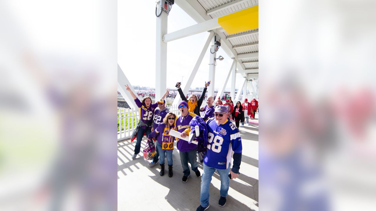 Santa Clara, California, USA. 11th Jan, 2020. 56 Kwon Alexander and #99  Danielle Hunter signing jerseys and showing some sportsmanship after the  NFC Divisional Game, Minnesota Vikings vs. San Francisco 49ers game