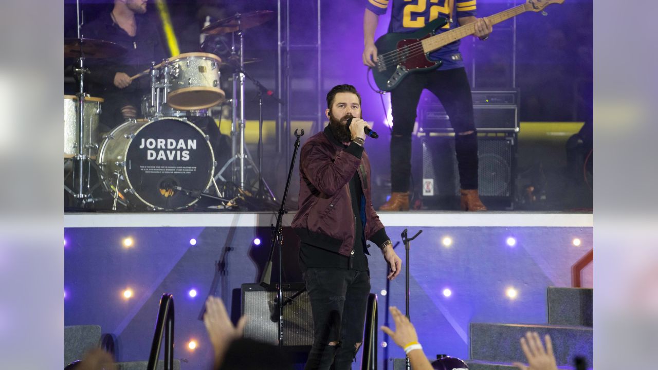 English alternative rock performer Yungblud performs a song during halftime  of the Minnesota Vikings vs New Orleans Saints NFL Game on Sun Oct. 2, 202  Stock Photo - Alamy