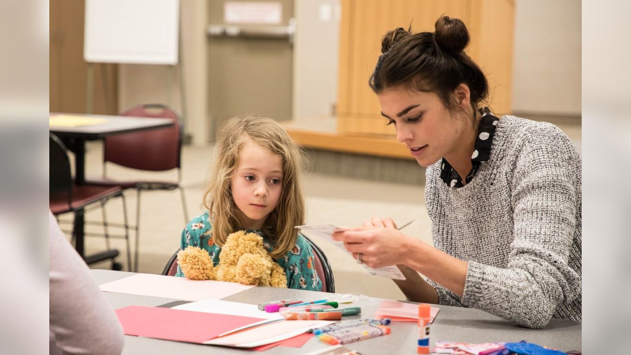 Children's Minnesota on X: Rhett Ellison from MN @Vikings and wife, Raina,  shared some love by making homemade #Valentines w/patients! Thanks for  stopping by today!  / X