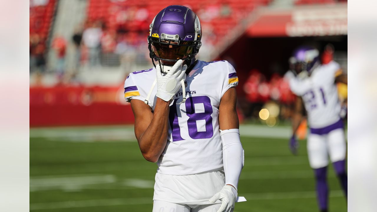 Field Yates on X: Vikings WR Justin Jefferson is averaging 117.5 receiving  yards per game this season, most in the NFL. With just 88 yards today,  Jefferson would surpass Randy Moss for