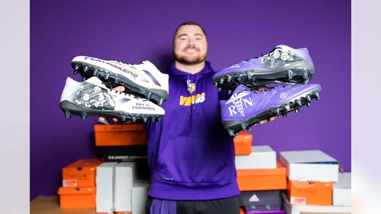 Vikings Adam Thielen pays homage to 3 Deep with his cleats