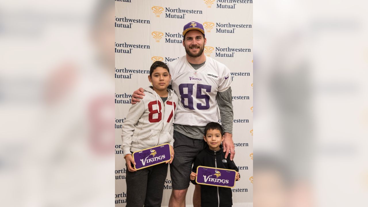 Children's Minnesota on X: Rhett Ellison from MN @Vikings and wife, Raina,  shared some love by making homemade #Valentines w/patients! Thanks for  stopping by today!  / X