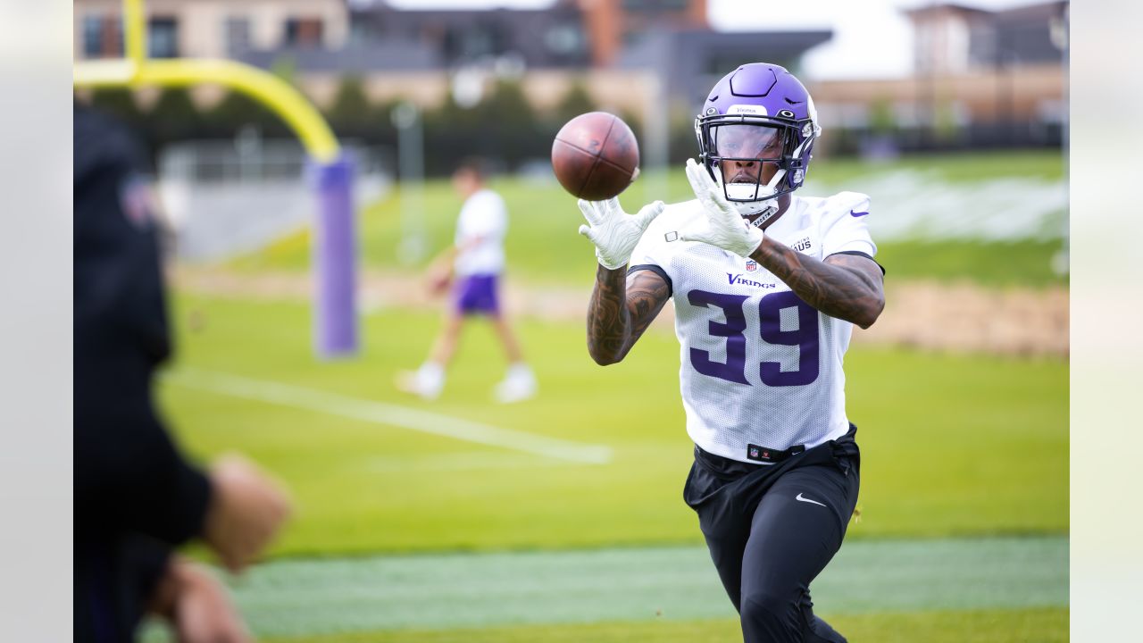 Vikings sign TE Nick Muse off practice squad, waive OLB Benton