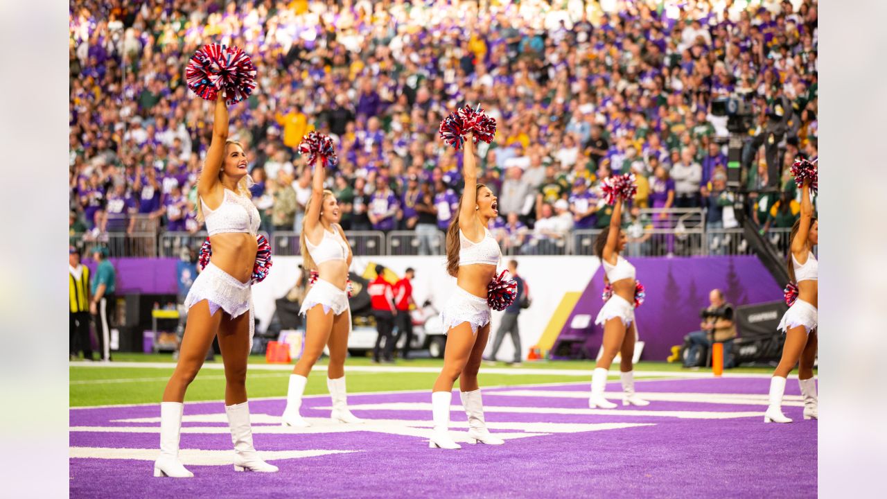 MINNEAPOLIS, MN - NOVEMBER 20: The Minnesota Vikings Cheerleaders