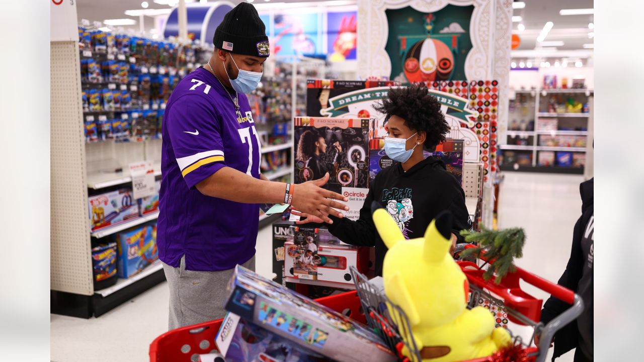 Cardinals give back with annual 'Shop with a Jock