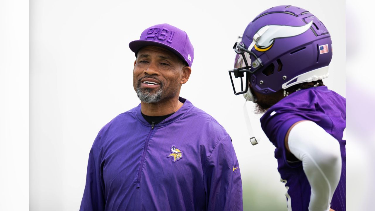 Vikings hire Brian Flores as new defensive coordinator - CBS Minnesota