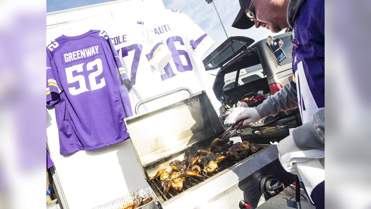 Packers/Vikings Tailgate Party Features Holmen Around River