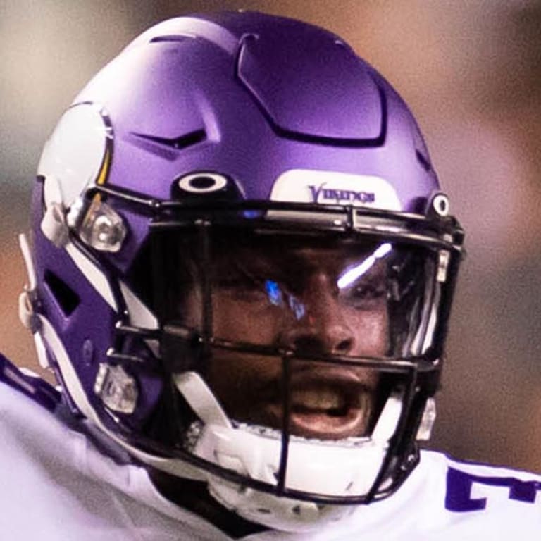 Helmet Stalker on X: Dolphins DE Taco Charlton is using a Riddell  SpeedFlex with an SF-2EG-II facemask, an Oakley Prizm Clear visor and a  SportStar Victory XD chinstrap paired with their FlexStraps.