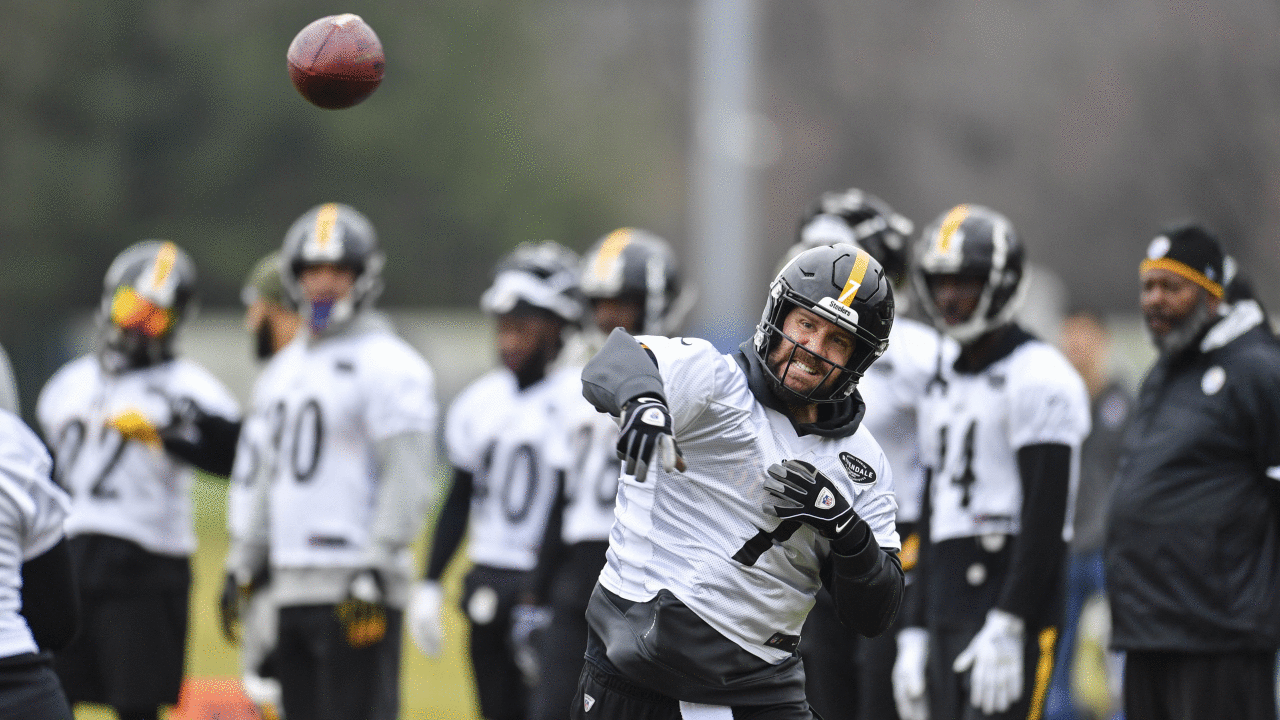 The Pittsburgh Steelers practice at the UPMC Rooney Sports Complex.