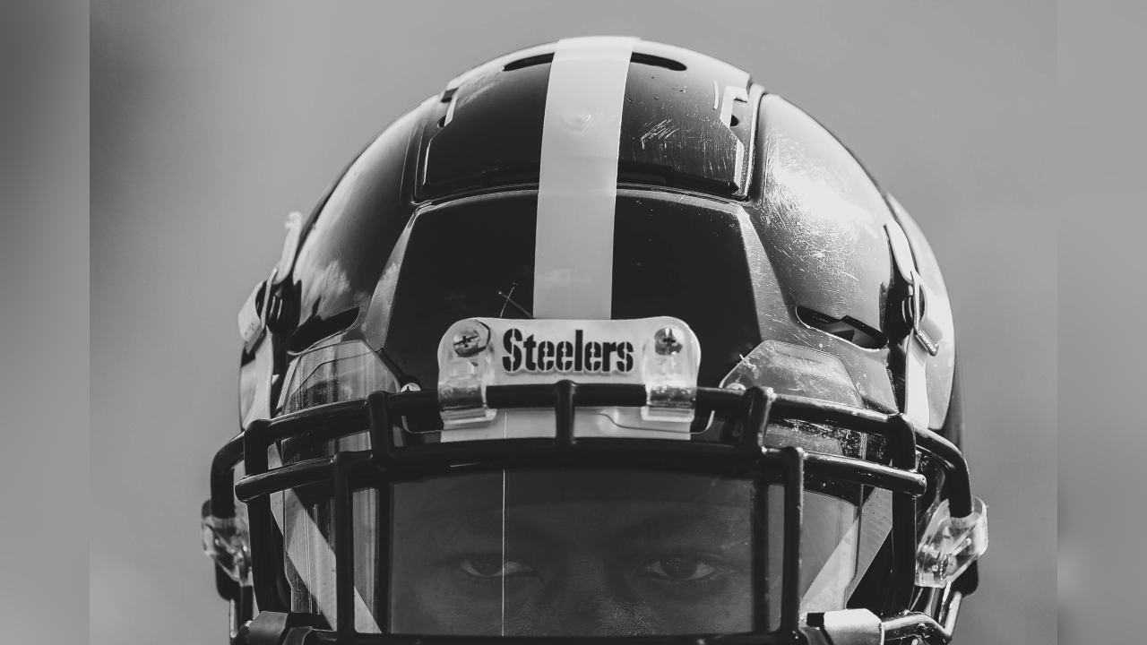 Pittsburgh Steelers players practice at Saint Vincent College during the 2018 Steelers training camp.