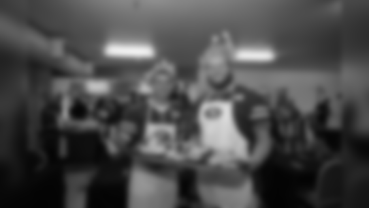 49ers and CityTeam Serve Thanksgiving Dinner