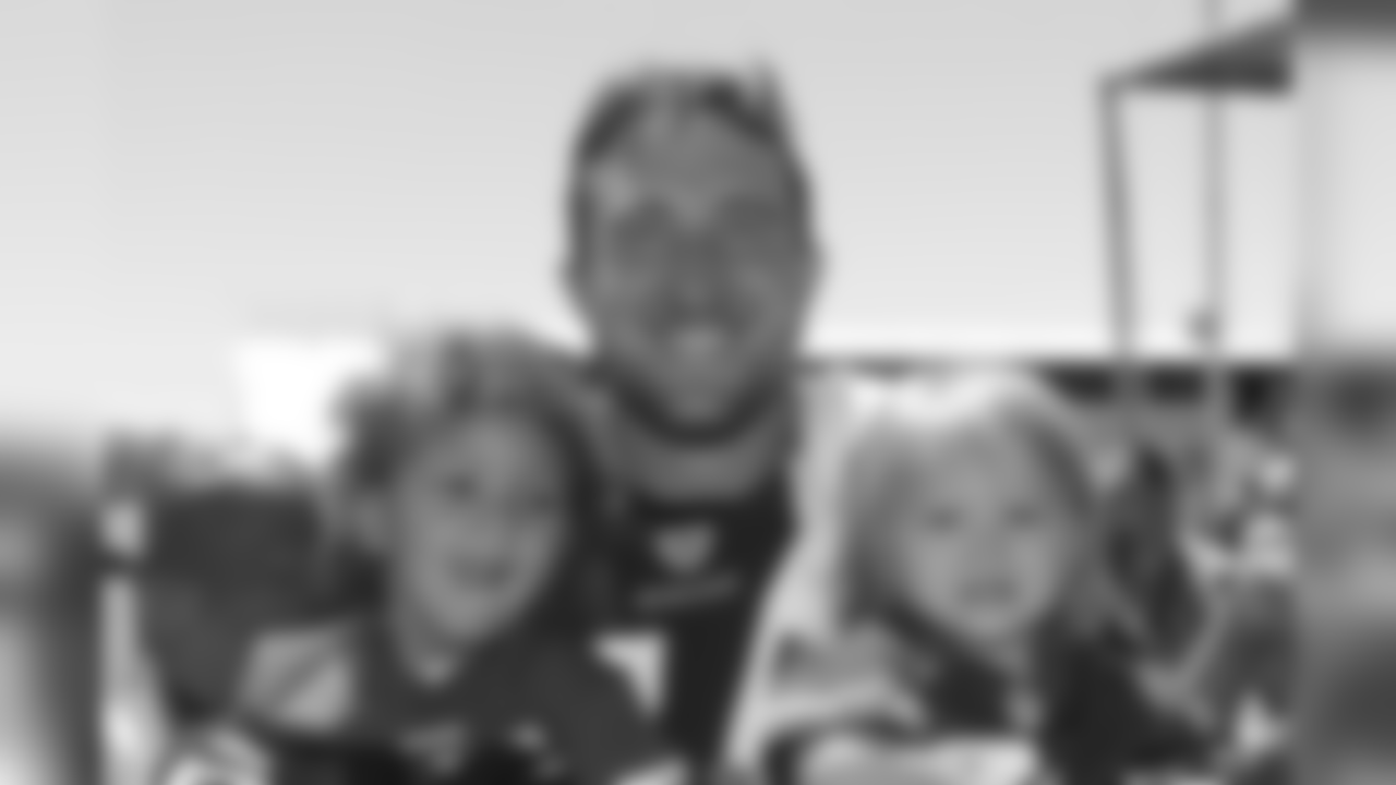 T Joe Staley
Day 9: Help A Mother Out, House of Grace, Heritage House, Next Door Solutions, WANDA and Oakland Elizabeth House Hosted by Offensive Line