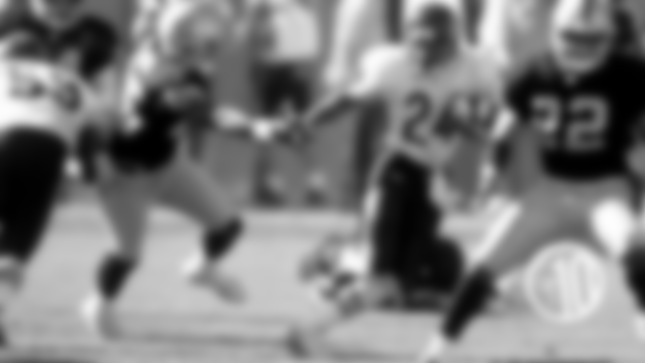 (4) Glyn Milburn (1998-2001)
Milburn ranks second in Bears history with 4,596 kickoff-return yards, including a franchise-record and league-leading 1,550 in 1998. He also averaged 11.6 yards on 25 punt returns in 1998, including a 93-yard TD. Milburn was voted to the Pro Bowl in 1999.