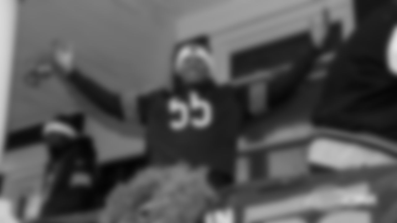 LB Josh Woods