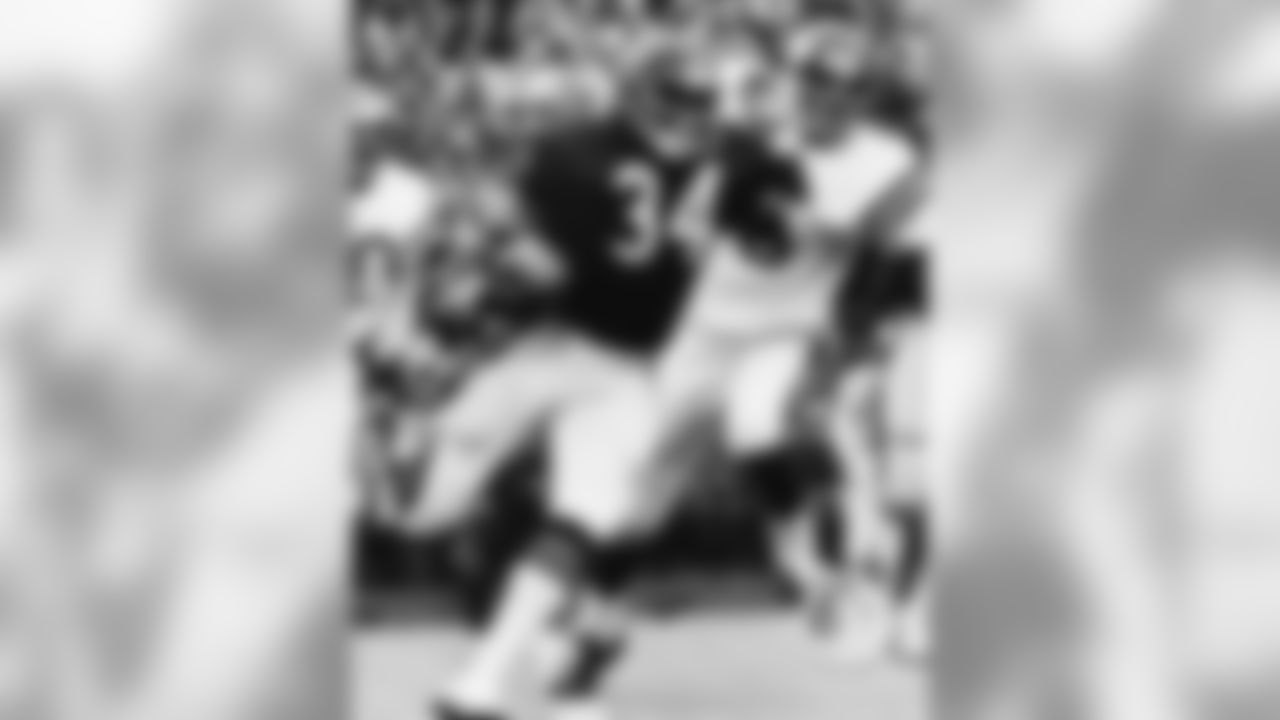 4. Bears 10, Vikings 7 - November 20, 1977. The flu almost stopped Walter Payton on this humid November afternoon, but the Vikings sure didn't. Payton ran 40 times for 275 yards and the game's only offensive touchdown. At the time it was the most rushing yards in a game in NFL history, though since then four players have eclipsed that mark.