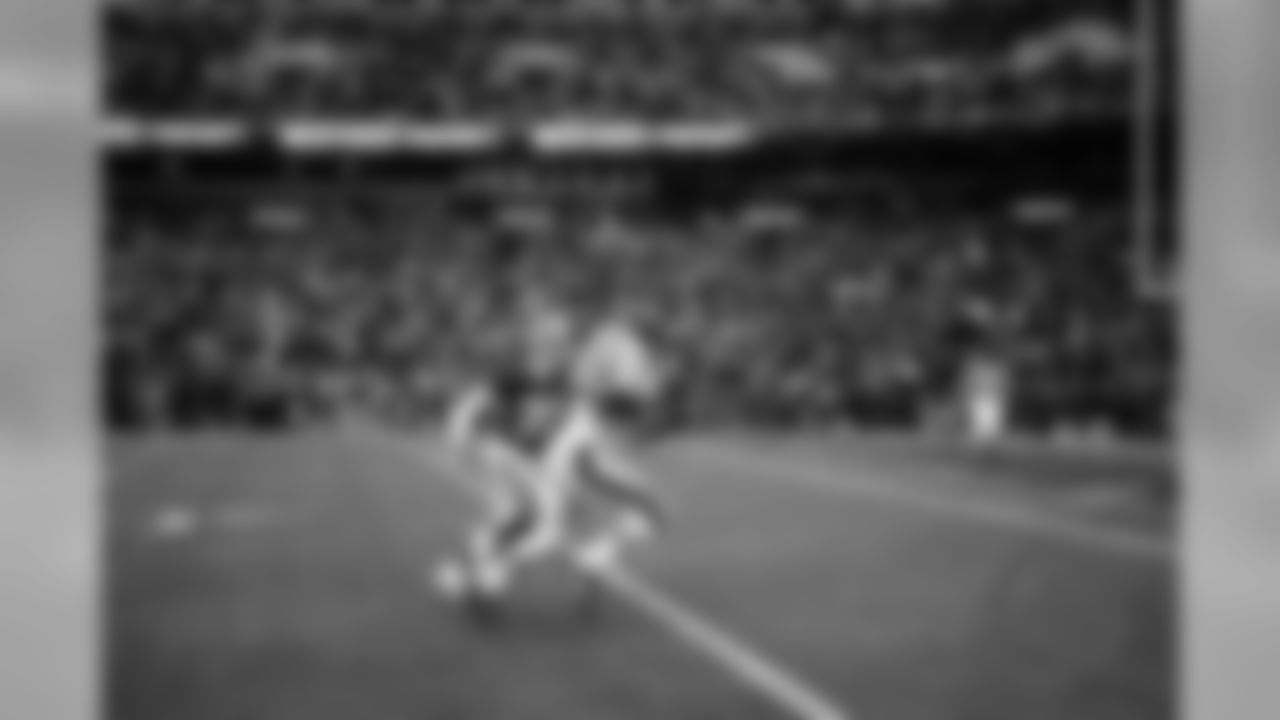 2. Urlacher scores the game-winner - December 23, 2001. Trailing by 3 in the fourth quarter, the Bears used some trickery to topple the Redskins. Chicago lined up for a 44-yard field goal, but had no intention of kicking. Holder Brad Maynard took the snap, rolled out and hit Brian Urlacher for a wide-open touchdown that gave the Bears the lead and ultimately the victory in Washington.