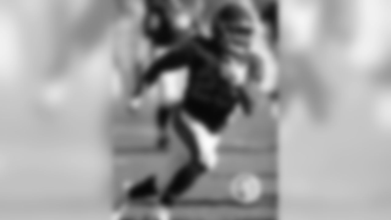 7. Tarik Cohen:
Second-year running back Tarik Cohen will look to add to his resume from his rookie year. In his debut season, Cohen averaged 4.3 yards per carry on 87 touches and scored three touchdowns. He scored fantasy owners 91.14 points during the year. Even as the second-string back to Jordan Howard, Cohen will still get his fair share of carries this season and will be used to catch passes out of the backfield, potential PPR points to push you past your fantasy opponent on Sunday.