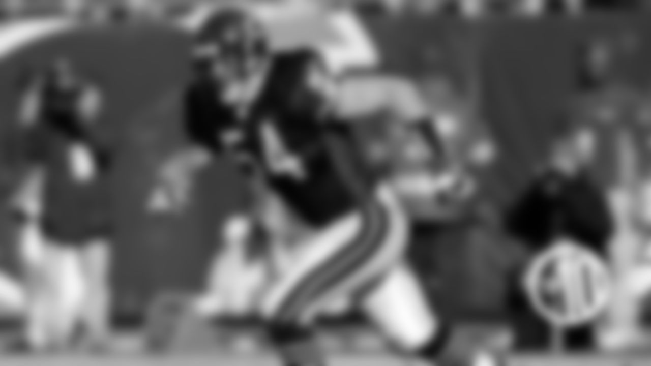 4. Brian Urlacher
An explosive athlete and devastating hitter, Urlacher possessed a rare combination of speed and power that will land him in the Pro Football Hall of Fame next month.