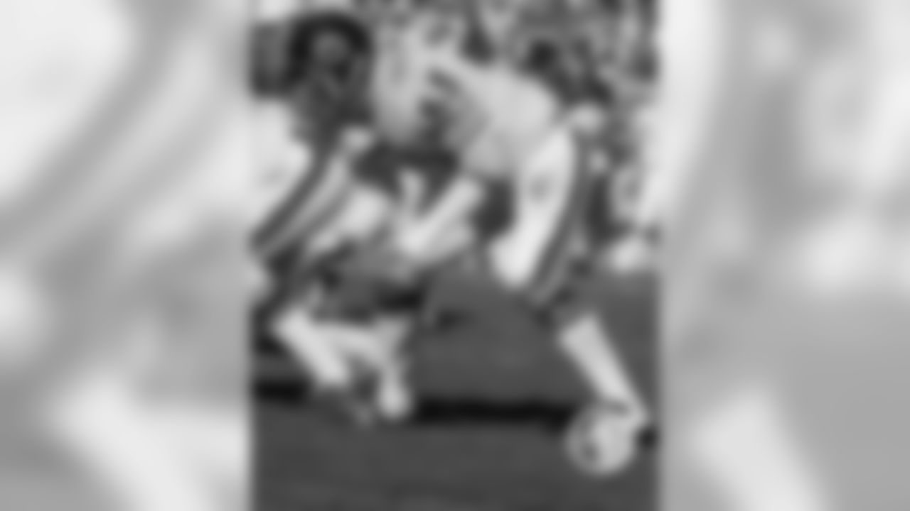 6. Doug Buffone: Buffone played 14 seasons in Chicago, tied for second most with linebacker Bill George behind long-snapper Patrick Mannelly (16). Buffone was a playmaker whose 24 career interceptions are the most in Bears history by a linebacker.