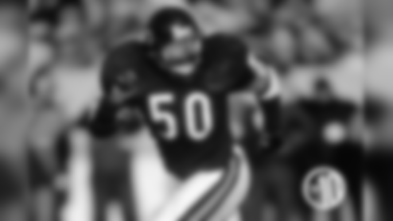 4. Mike Singletary
Singletary was selected to a Bears record 10 Pro Bowls and was voted All-Pro eight times while captaining one of the best defenses in NFL history for more than a decade.