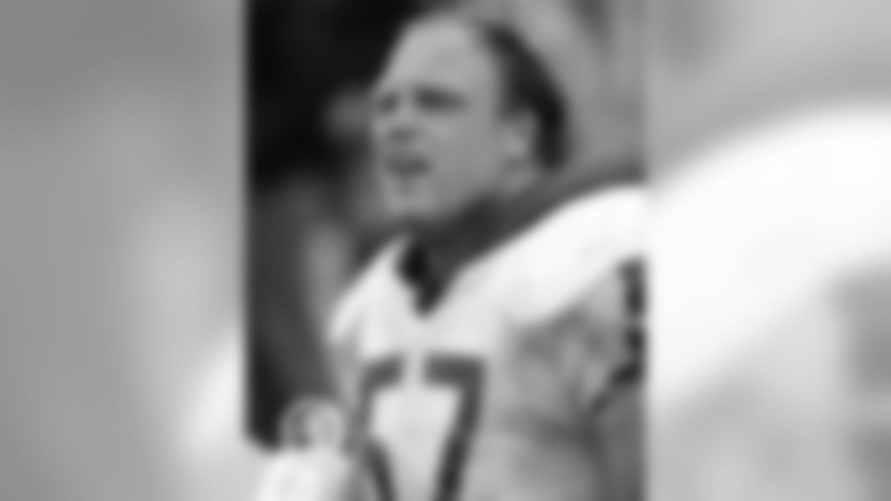 The Joliet native played guard for eight seasons with the Bears from 1985-92 and was a key member of the offensive line that helped the team win Super Bowl XX.