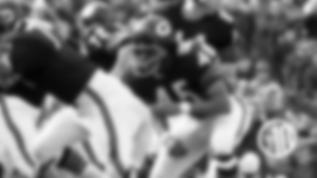 (2) Dick Gordon, receiver (1965)
Gordon played seven seasons with the Bears. He was voted to back-to-back Pro Bowls in 1970-71 and is the last Bears player to lead the NFL in receptions with 71 in 1970.
