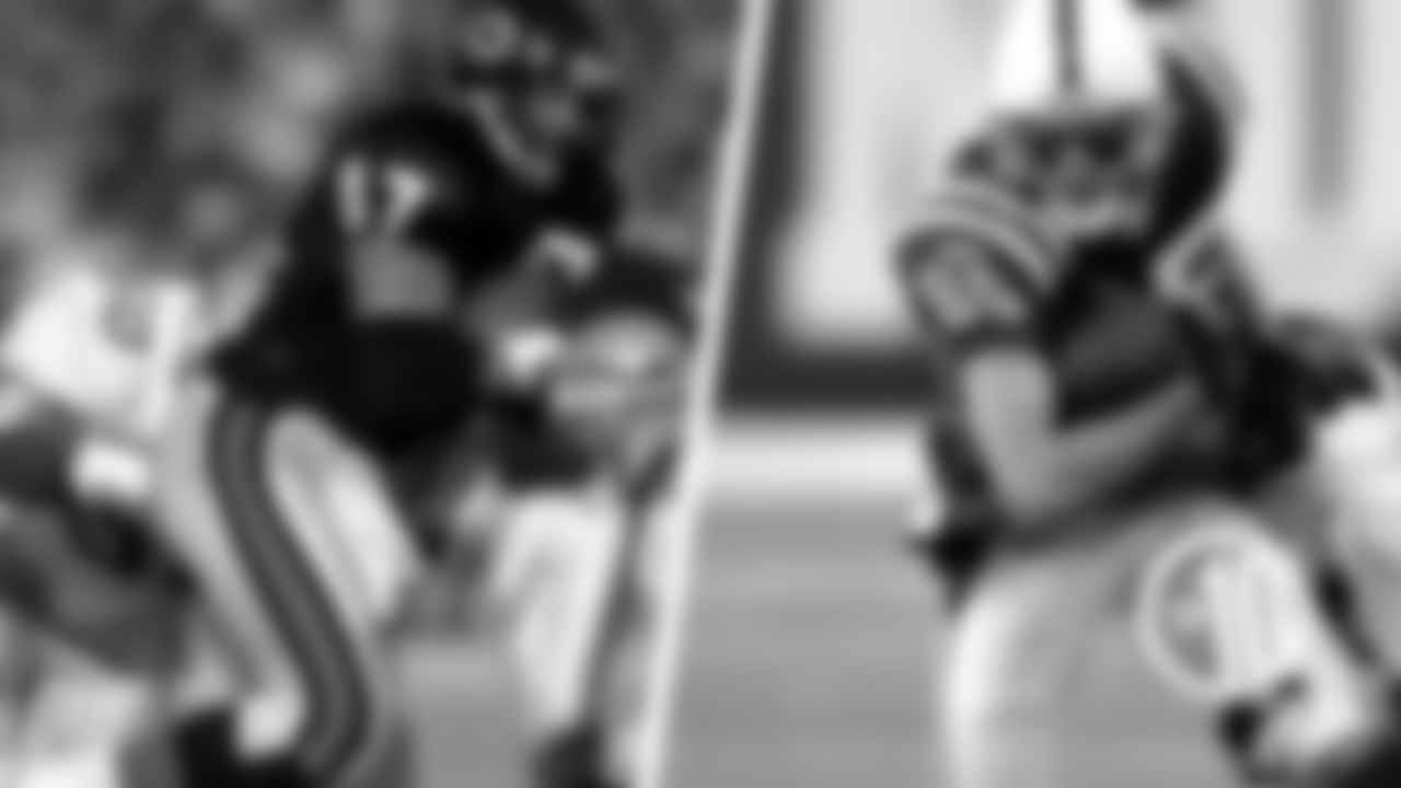 5\. Emery and Aaron Moorehead
Emery was a Bears tight end from 1981-88 and started on the 1985 Super Bowl championship team, while his son Aaron was a receiver with the Colts from 2003-07.