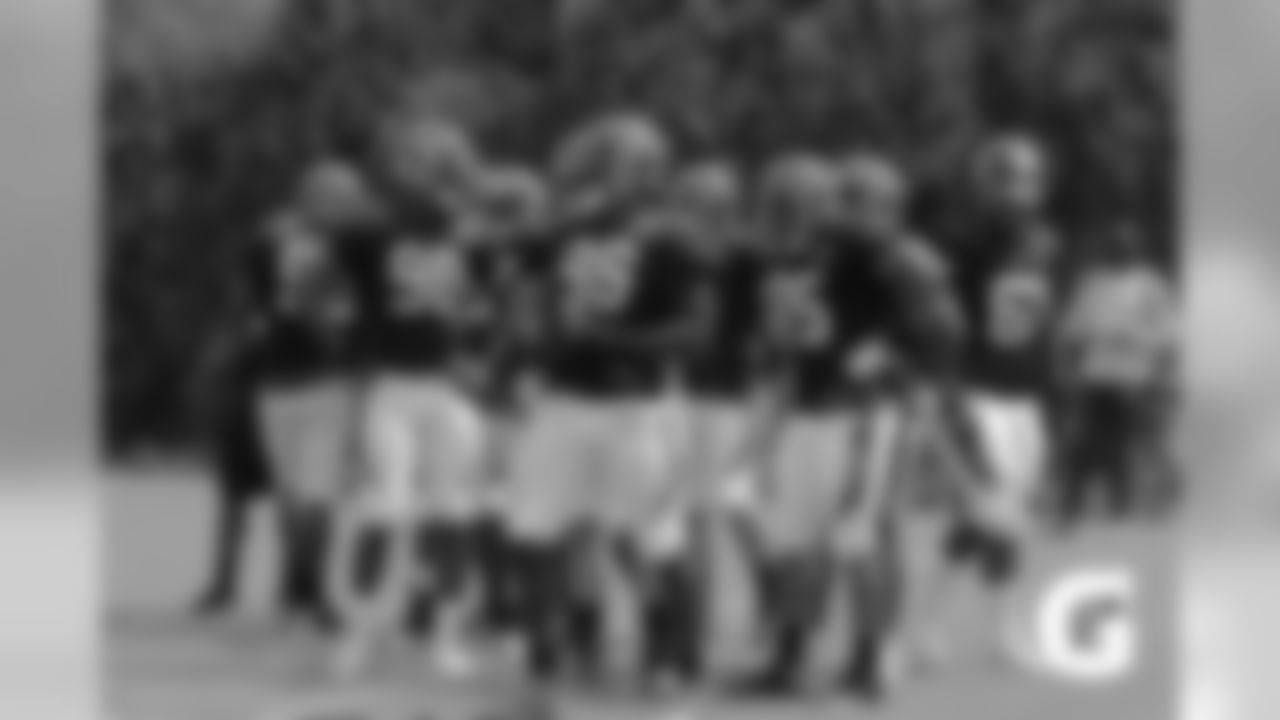 GATORADE-180806-Training_Camp-D-Line_Sideline_Dunlap