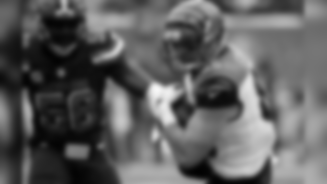 Bengals tight end Tyler Eifert hauls in a reception against a Cleveland Browns defender in the snow.
